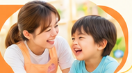 子どもと笑顔で過ごすスタッフ